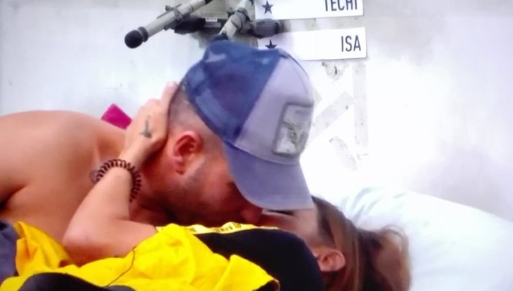 Omar Montes se besa con Techi / Foto: Canal 24 horas GH