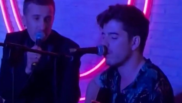 Roi Méndez cantando en su fiesta / Instagram