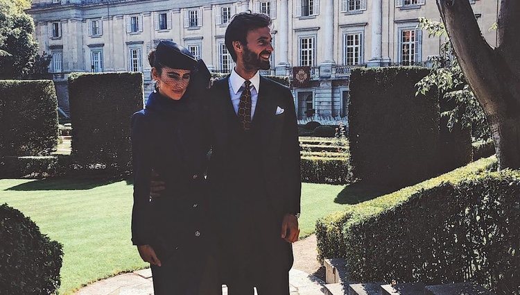 La pareja posa junto al Palacio de Liria durante la boda del Duque de Huéscar y Sofía Palazuelo / Fuente: @imaginaciones