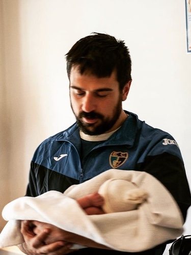 Ramón Espinar con su hijo recién nacido en brazos | Foto: Instagram Ramón Espinar