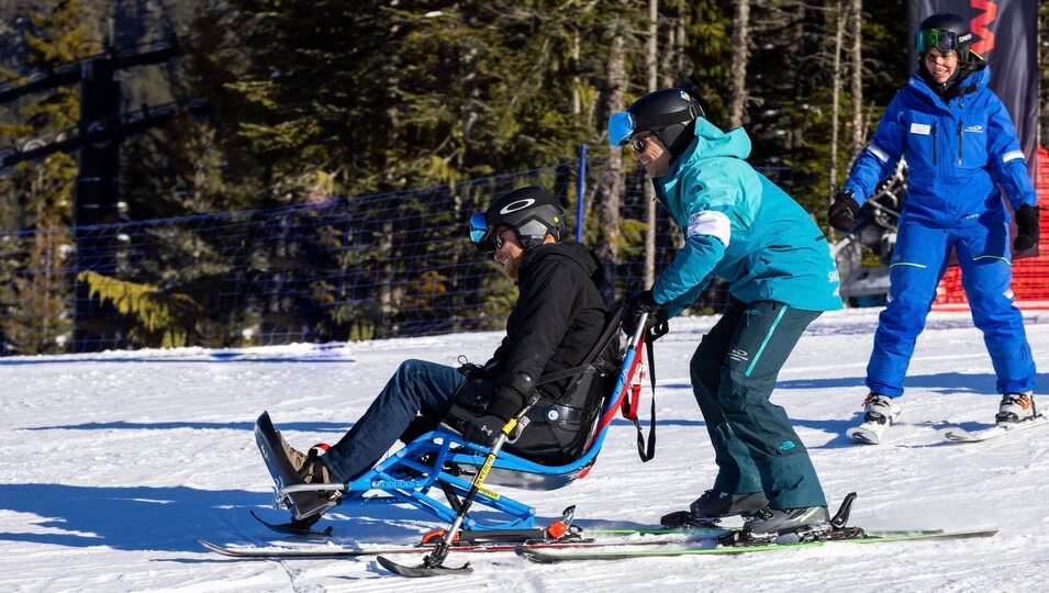El Príncipe Harry en una silla de esquí para atletas con discapacidad | Foto: Invictus Games Foundation