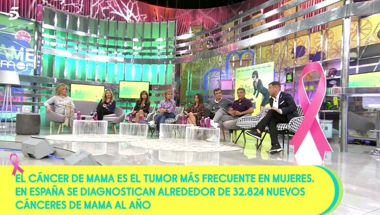 Los colaboradores de 'Sálvame' alabando a Ana Rosa Quintana / Foto: Telecinco.es