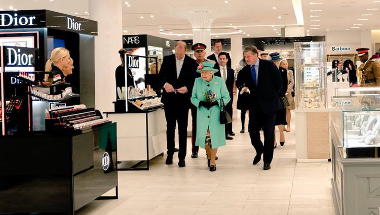 La Reina Isabel II viendo las tiendas del nuevo centro comercial / Foto: @RoyalFamily