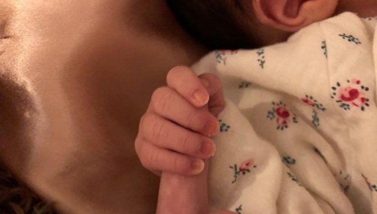 Alfie Allen junto a su primera hija | Foto: Instagram Alfie Allen