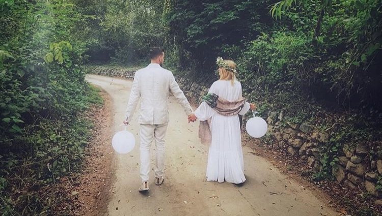 Mena Suvari y Michael Hope vestidos de novios | Foto: Instagram Mena Suvari