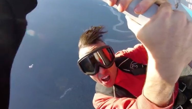Jon James saltando desde una avioneta | Foto: Instagram Jon James