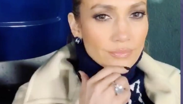 Jennifer Lopez mostrando su anillo, vía Instagram