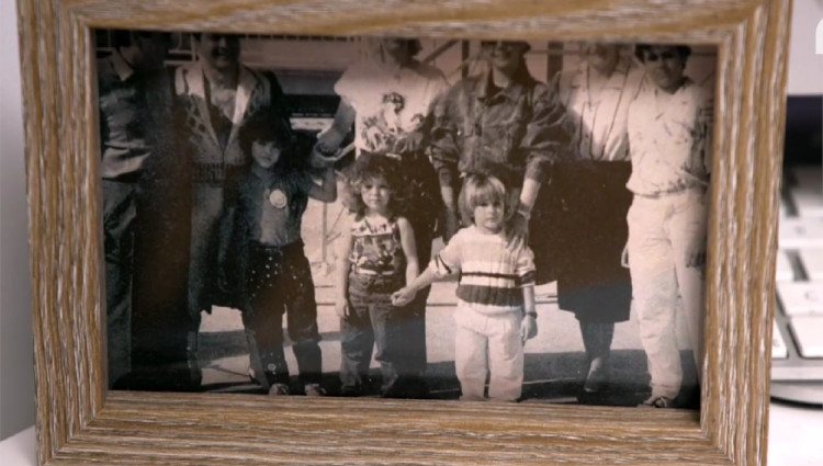 Foto en la que posan de pequeños Kiko Rivera y Sofía Cristo con sus familias/Foto:Mitele
