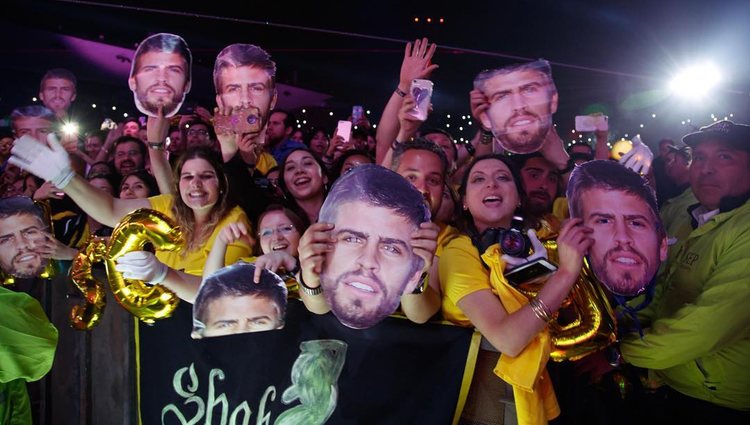 Los fans con caretas de Piqué durante el concierto de Shakira / Foto: @shakira