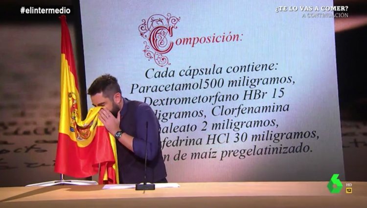 Dani Mateo sonándose los mocos con la bandera de España / Foto: La Sexta