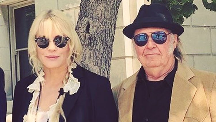 Daryl Hannah y Neil Young posando felices / Instagram