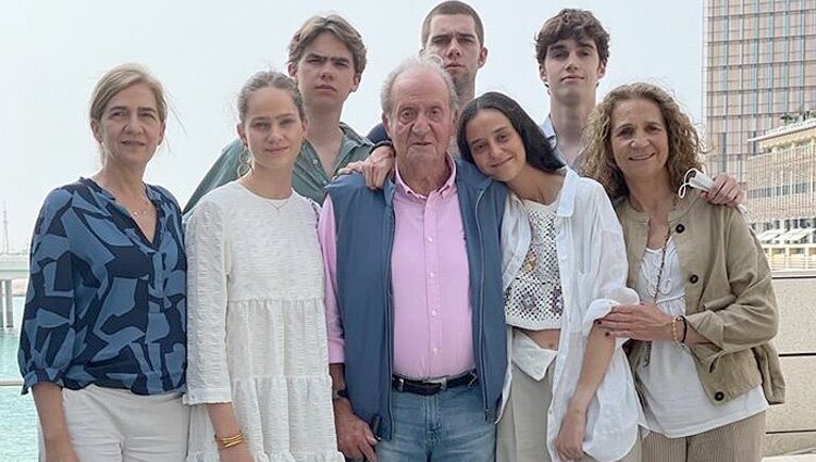 El Rey Juan Carlos con sus hijas y cinco de sus nietos en Abu Dabi