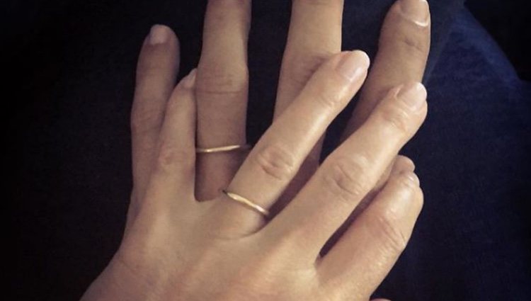 La pareja mostrando los anillos de boda / </p><p>Instagram