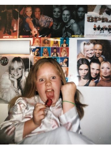 Adele rodeada de fotos de las Spice Girls / Foto: Instagram de Adele