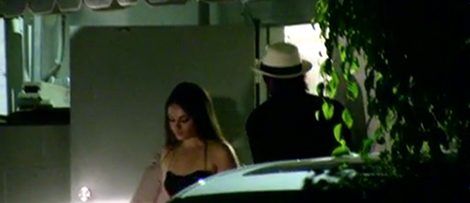 Mila Kunis y Ashton Kutcher salen de un restaurante de Los Angeles