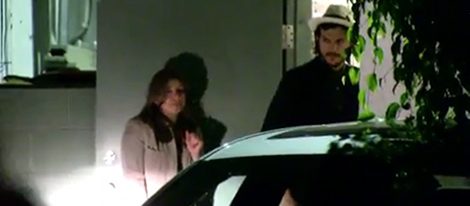 Ashton Kutcher espera a Mila Kunis a la salida de un restaurante de Los Angeles