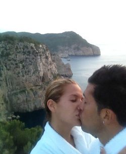 Tamara Gorro y Ezequiel Garay comparten a través de Twitter su primer beso tras la boda