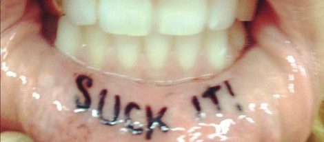 La cantante Kesha se hace un nuevo tatuaje en la boca con el mensaje de 'Suck It'