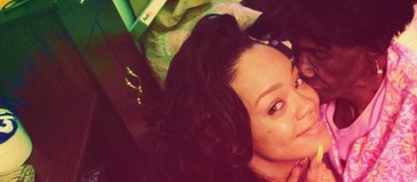 Rihanna con su difunta abuela Dolly