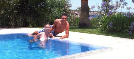 Rafa Nadal en la piscina con su hermana Maribel