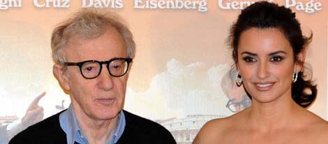 Woody Allen y Penélope Cruz durante la presentación de 'A Roma con amor' en Roma