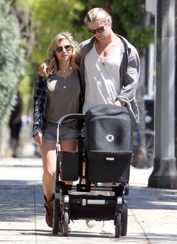 Elsa Pataky y Chris Hemsworth, unos padres felices paseando con India Rose por Santa Mónica