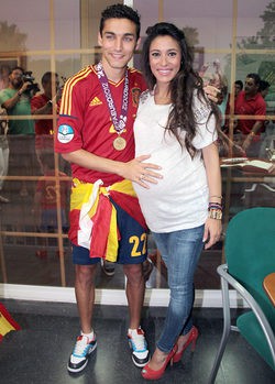 Jesús Navas y su mujer Alejandra, padres de un niño que llevará el nombre del futbolista