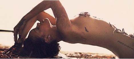 Rihanna posa sensual en una de las fotos