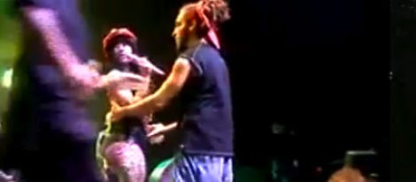 Nicki Minaj sorprendida por un fan en el escenario