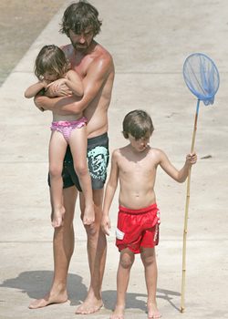 Santi Millán con sus hijos en Menorca