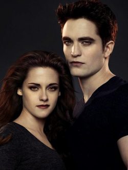 Kristen Stewart y Robert Pattinson posan como dos enamorados Bella y Edward en la portada de Entertainment Weekly