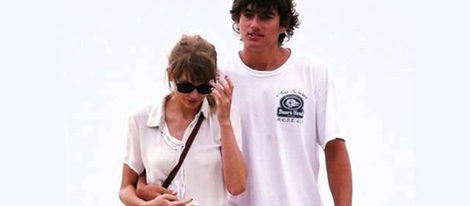Taylor Swift y Connor Kennedy pasenado abrazados por la playa