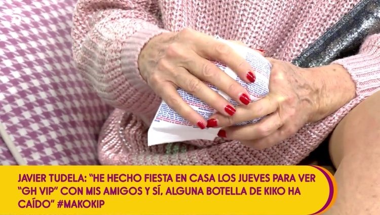 Mila Ximénez envuelve el dedo dañado con una bolsa congelada / Fuente: telecinco.es