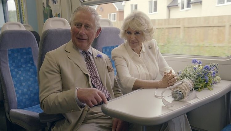 Carlos de Inglaterra y la Duquesa de Cornualles en un momento del documental | Foto: BBC