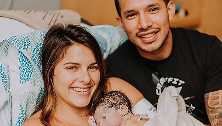 Javi Marroquin y Lauren Comeau con su hijo recién nacido
