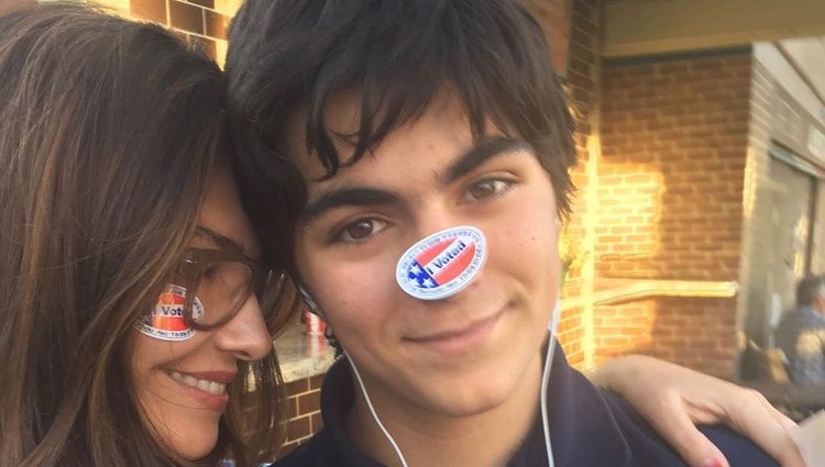Vanessa Marcil fue junto a su hijo Kass a votar en las últimas votaciones de Estados Unidos