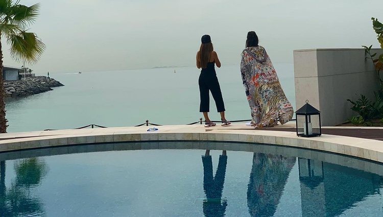 Antonella Rocuzzo y Daniella Semaan mirando hacia el mar/ Foto: Instagram
