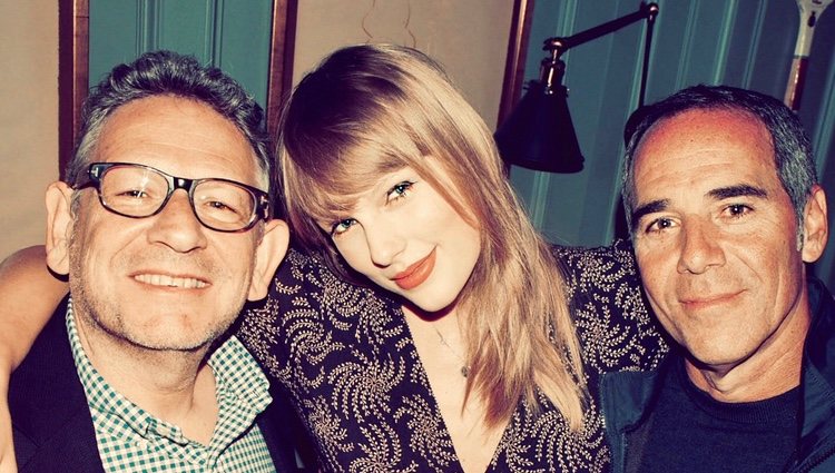 Foto publicada por Taylor Swift en su cuenta de Instagram para celebrar la firma del contrato con la discográfica