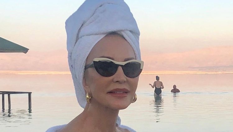 Carmen Lomana ha compartido con sus seguidores una fotografía tras bañarse en el Mar Muerto