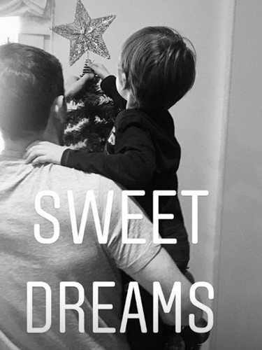 Iker Casillas con su hijo Lucas poniendo el árbol de Navidad/ Foto: Instagram