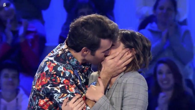 El beso de Daniel Muriel y Candela Serrat en el plató de 'Pasapalabra'