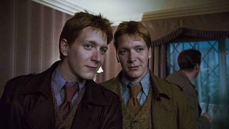 Los hermanos Phelps en un fotograba de 'Harry Potter'
