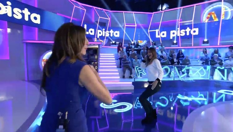 Lara Álvarez y Paz Padilla en 'Pasapalabra' bailando 