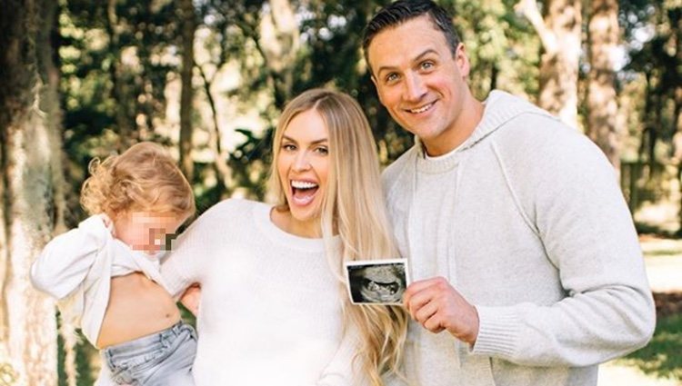Ryan Lochte junto a su familia anunciando a su nuevo hijo | Foto: Instagram