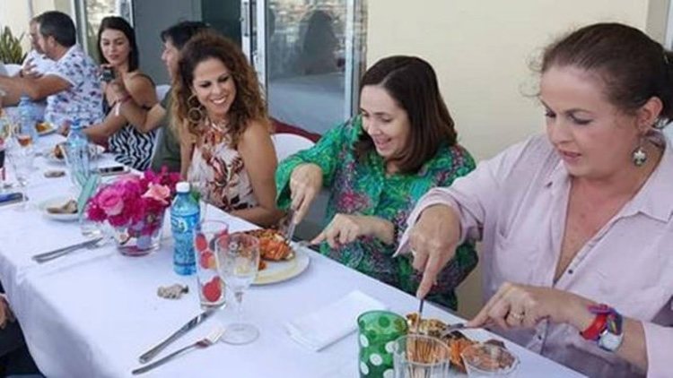 Pastora Soler comiendo con la hija de Fidel Castro/ Foto: Facebook