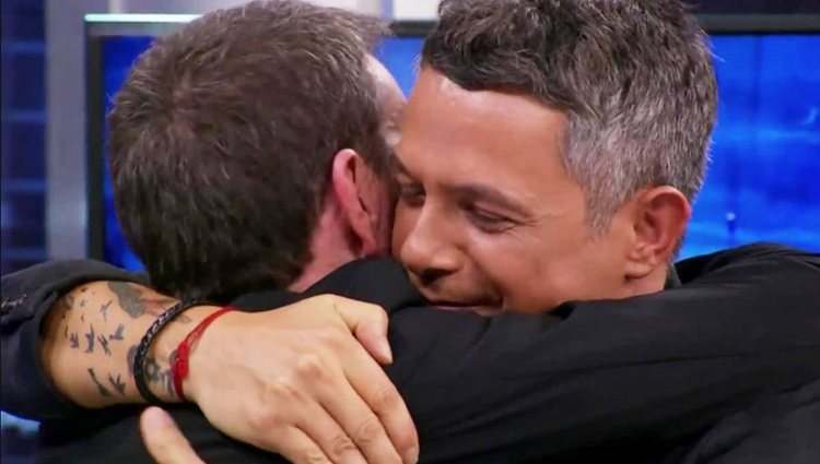 Pablo Motos y Alejandro Sanz abrazándose/ Foto: 'El Hormiguero'