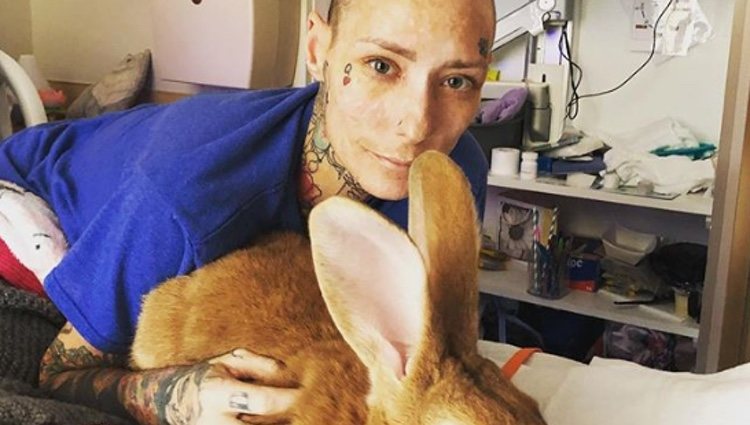 Jael Strauss junto a su conejo en el hospital |Foto: Instagram