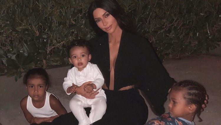 Kim Kardashian posando junto a sus tres hijos / Foto: Instagram