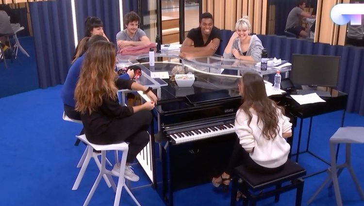Ana Guerra sentada al piano / Canal 24 horas 'OT 2018'