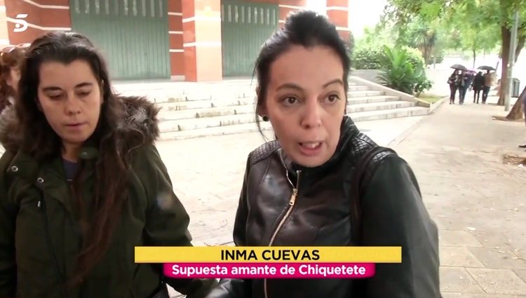 Inma Cuevas hablando de lo que ha pasado dentro del tanatorio / Telecinco.es
